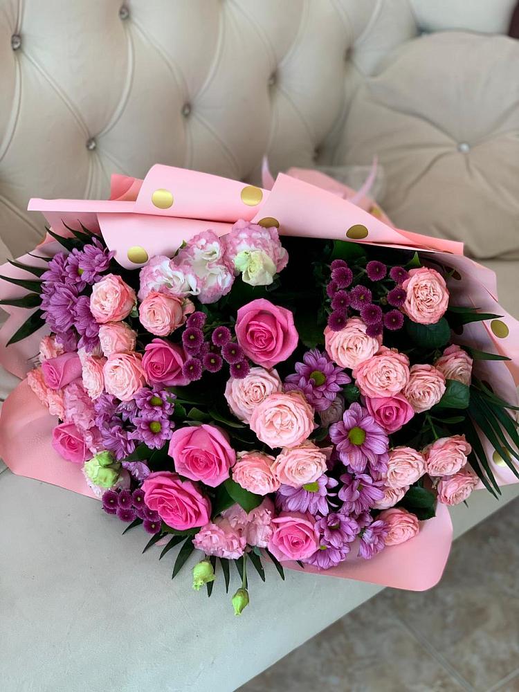 Букет цветов из: Хризантемы, Розы и Лизиантусы в Нововоронеже