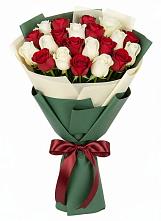 Букет Микс из красных и белых роз в Нововоронеже
