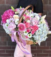 Композиция солнечный день в Нововоронеже Цветочная композиция из Розы, Хризантемы, Пионы и Лизиантусы в корзине в Нововоронеже