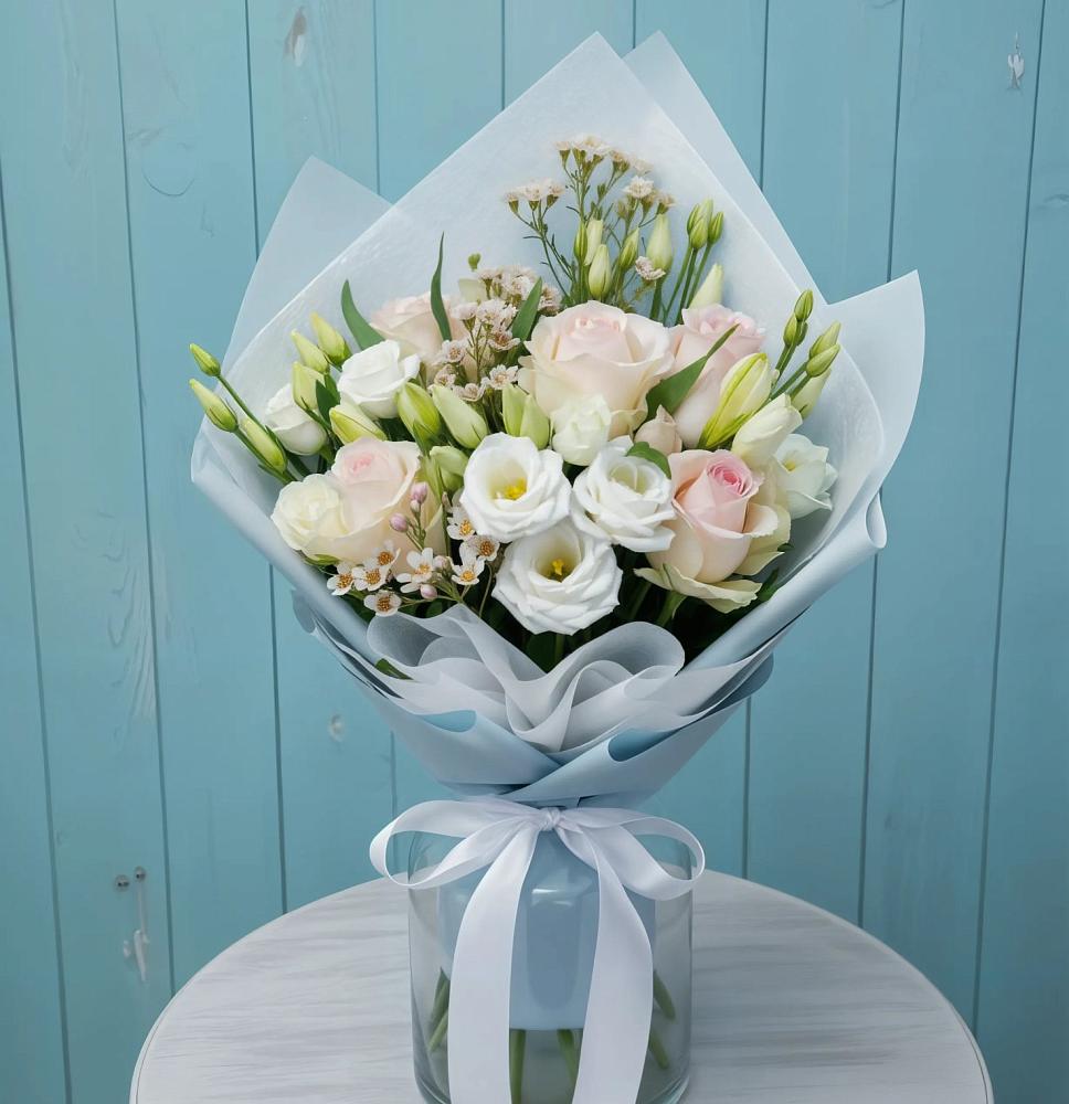 Букет цветов из: Розы и Лизиантусы в Нововоронеже