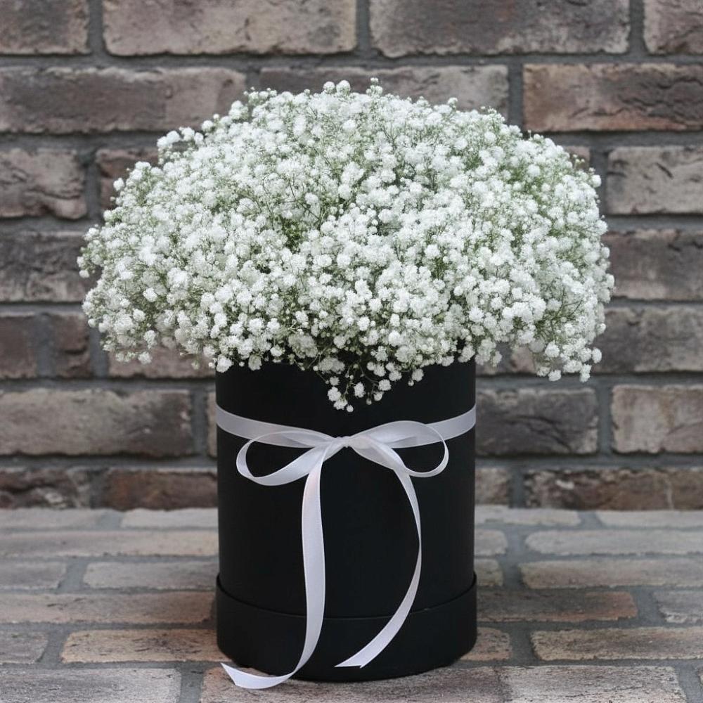 Цветочная композиция из Гипсофила в шляпной коробке в Нововоронеже