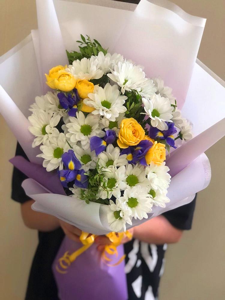 Букет цветов из: Ирисы, Хризантемы и Розы в Нововоронеже