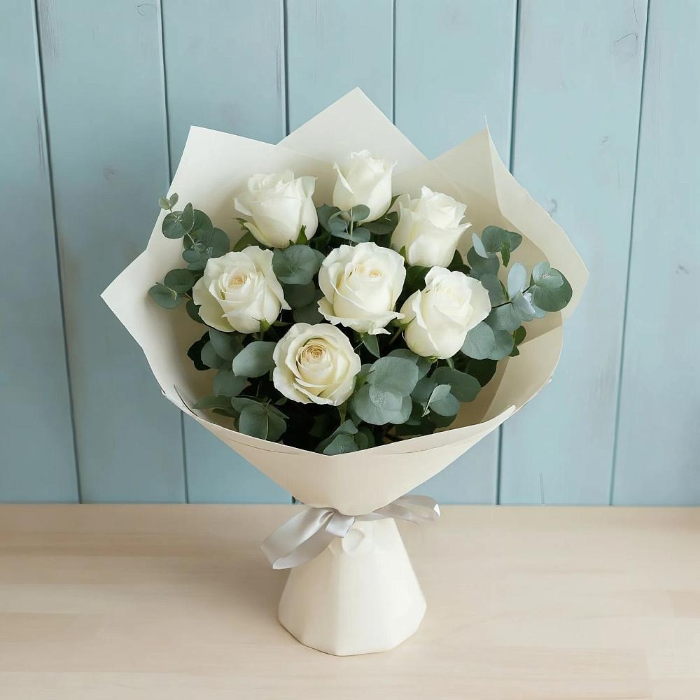 Букет Белые розы в Эвкалипте в Нововоронеже