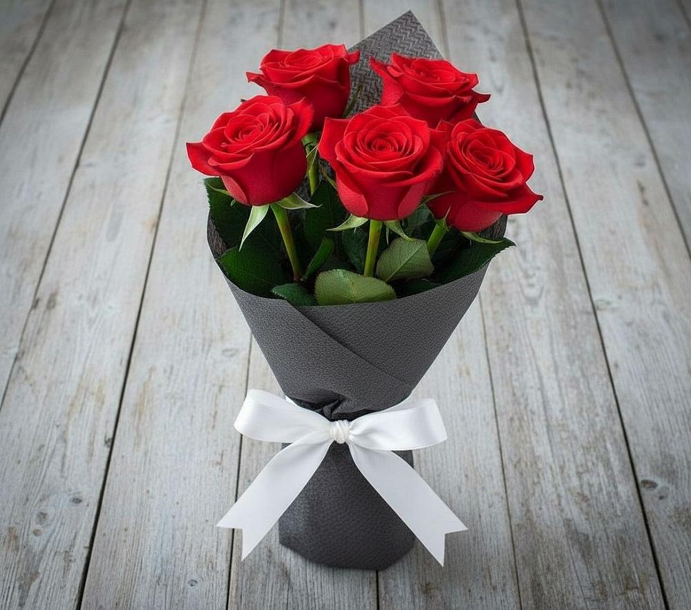 Букет 5 Красных роз Эдлесс Лав в Нововоронеже