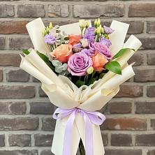 Букет цветов из:  Лизиантусы и Розы в Нововоронеже