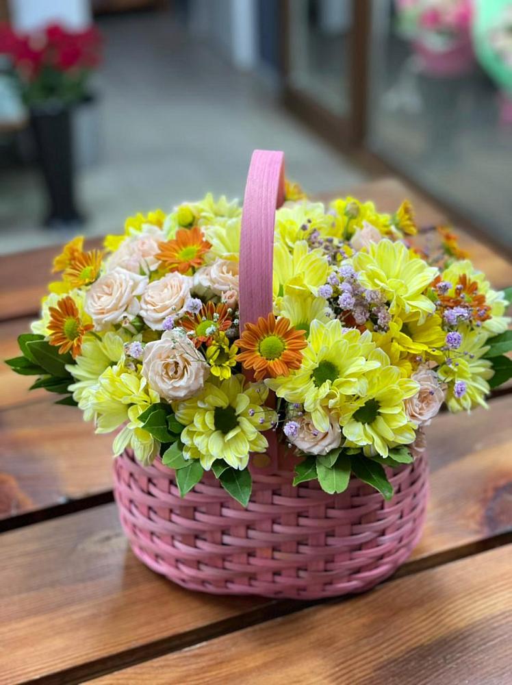 Цветочная композиция из Хризантемы и Розы в корзине в Нововоронеже