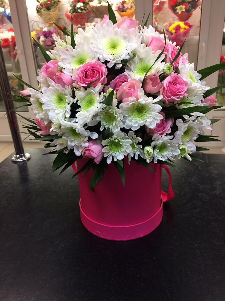 Цветочная композиция из Розы и Хризантемы в шляпной коробке в Нововоронеже