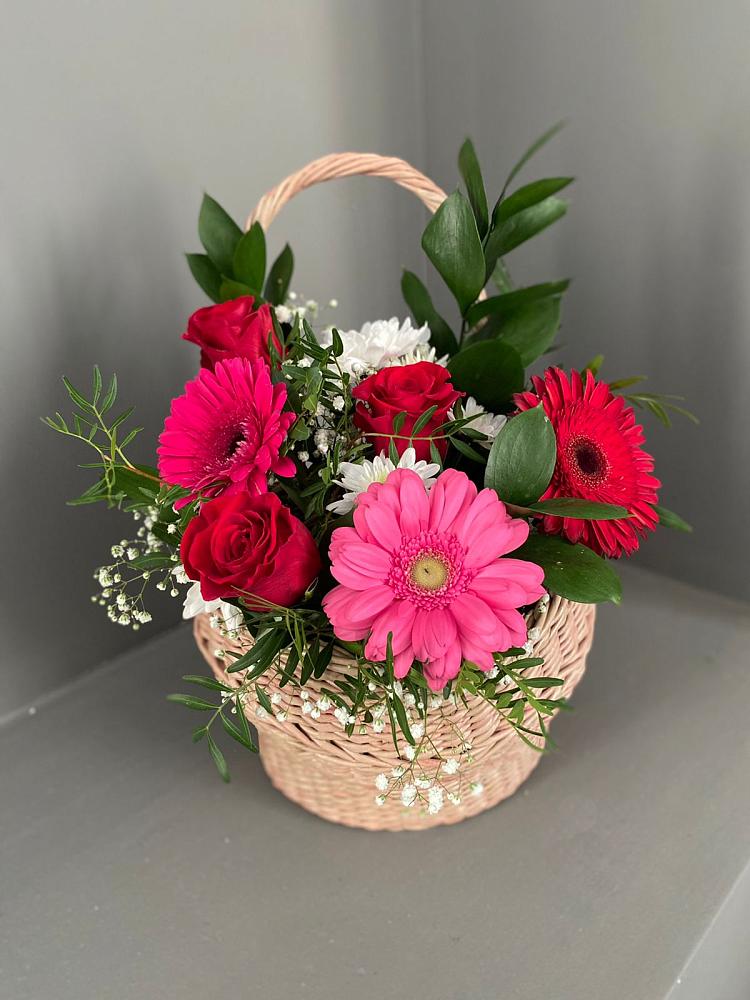 Цветочная композиция из Розы, Хризантемы и Герберы в корзине в Нововоронеже