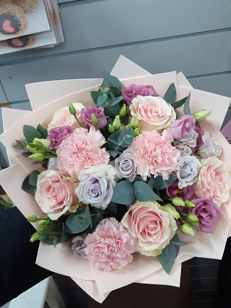 Букет цветов из: Розы, Гвоздики и Лизиантусы в Нововоронеже