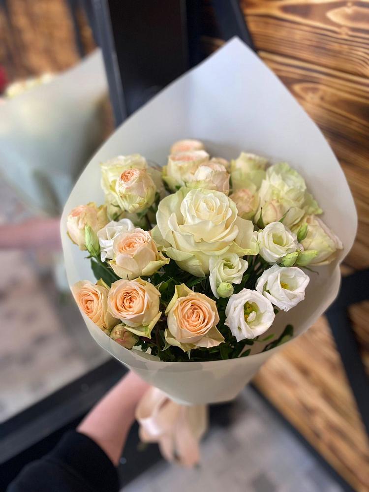 Букет цветов из: Розы и Лизиантусы в Нововоронеже